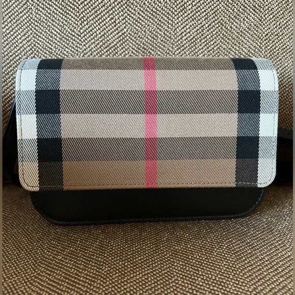 Burberry purse - Picture 2 of 16